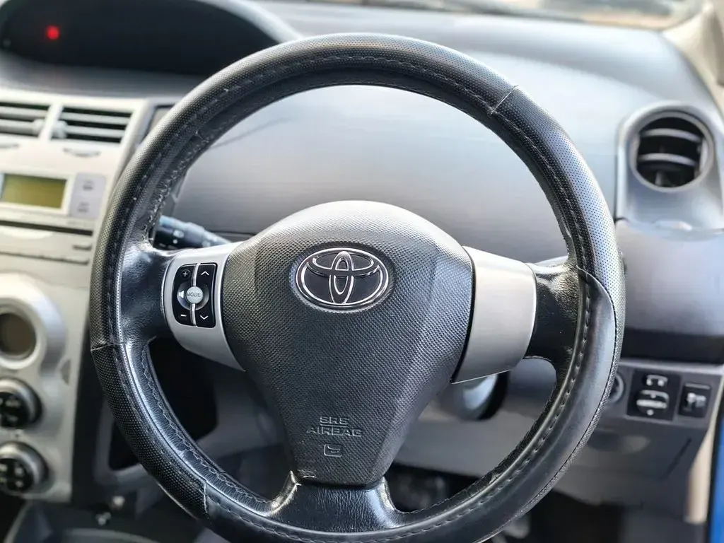 Used Toyota Yaris 85 HP (62 kW) 2006 Blue Hatchback