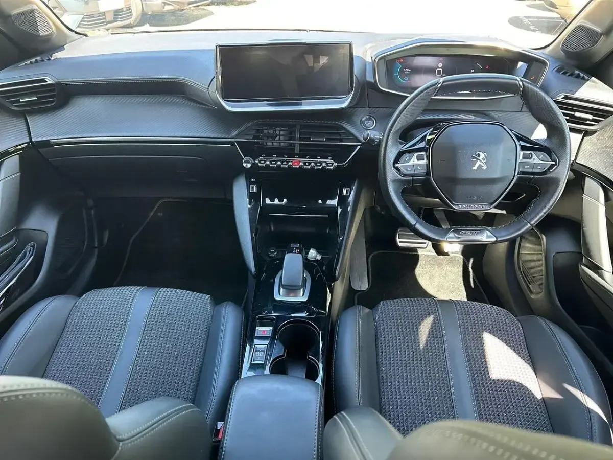 Second-hand Peugeot e-208 GT 98 kW (134 CP) 2022 Galben Hatchback