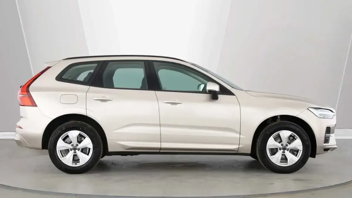 Used Volvo XC60 Core 345 HP (253 kW) 2025 Gold SUV
