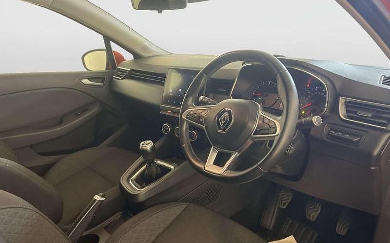 Used Renault Clio V Iconic 101 HP (74 kW) 2020 Hatchback