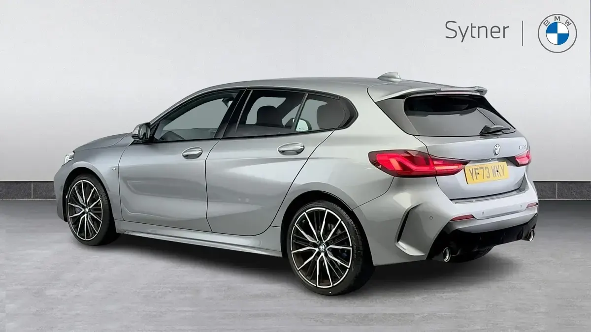 Usado BMW 120 M Sport 187 CV (137 kW) 2023 Gris Utilitario