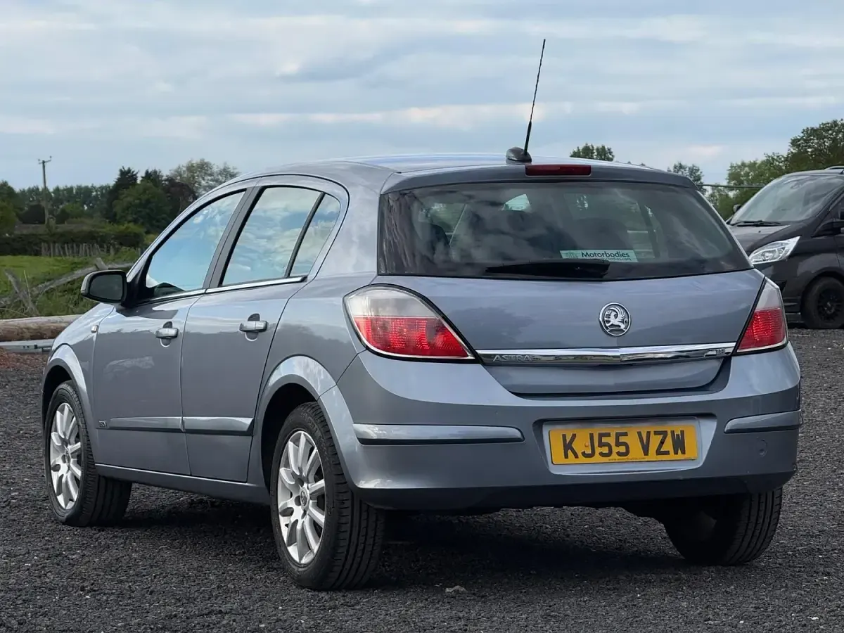 Used Vauxhall Astra Design Edition 123 HP (90 kW) 2005 Silver Hatchback