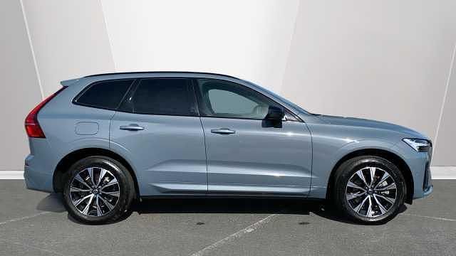 Begagnad Volvo XC60 Plus 197 HK (144 kW) 2022 Grå SUV
