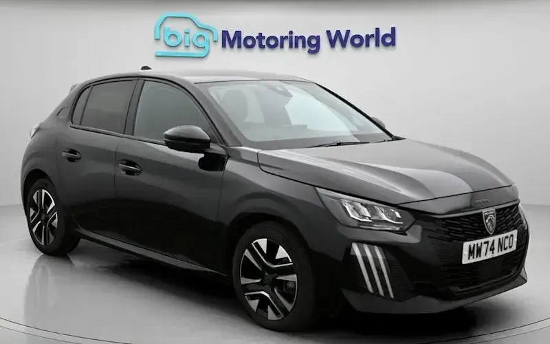 Used Peugeot 208 Allure 101 HP (74 kW) 2024 Hatchback