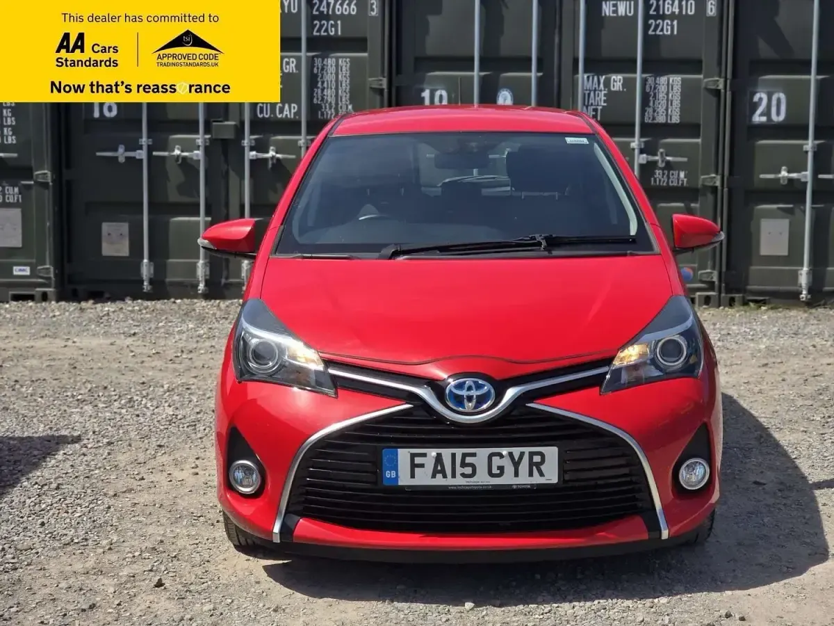 Used Toyota Yaris 101 HP (74 kW) 2015 Red Hatchback