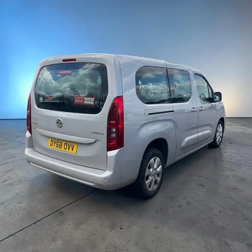 Usado Vauxhall Combo S 100 HP (73 kW) 2018 Cinzento Monovolume