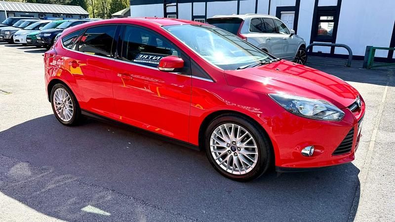 Used Ford Focus Zetec 125 HP (91 kW) 2014 Red Hatchback