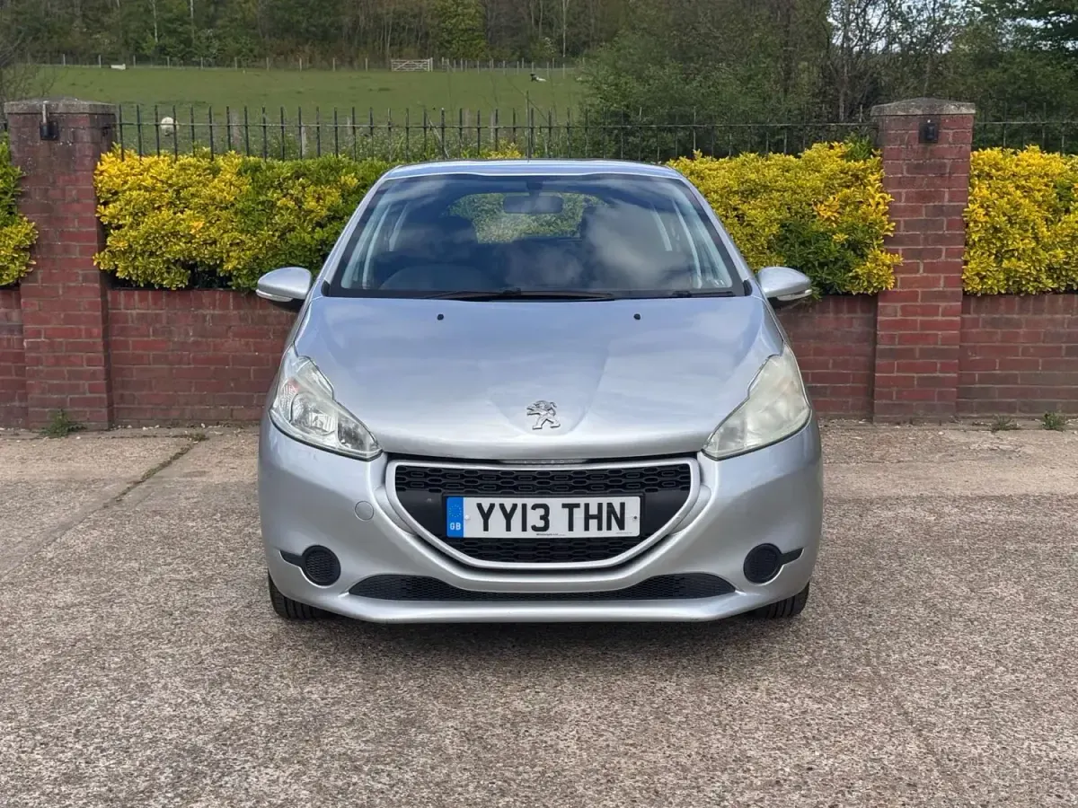 Używany Peugeot 208 Access 82 KM (60 kW) 2013 Srebrny Hatchback