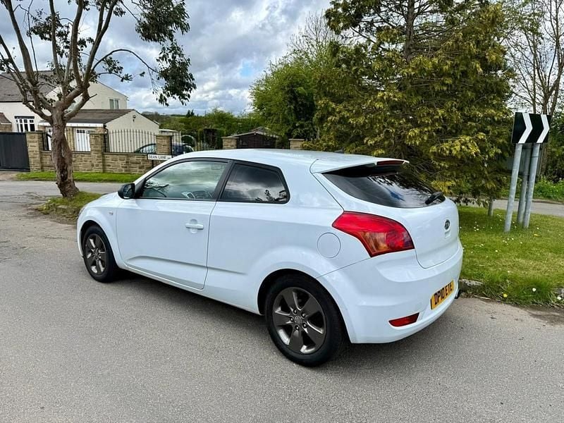 Used Kia ProCeed 2010 White Hatchback