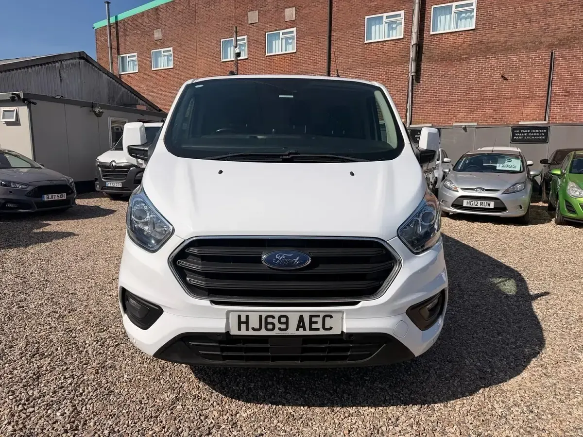 Used Ford Transit Custom Limited 130 HP (95 kW) 2019 White Van