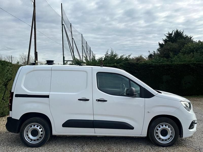 Second-hand Vauxhall Combo Edition 100 CP (73 kW) 2019 Alb Monovolum