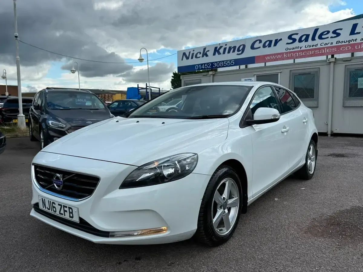 Used Volvo V40 120 HP (88 kW) 2016 White Hatchback