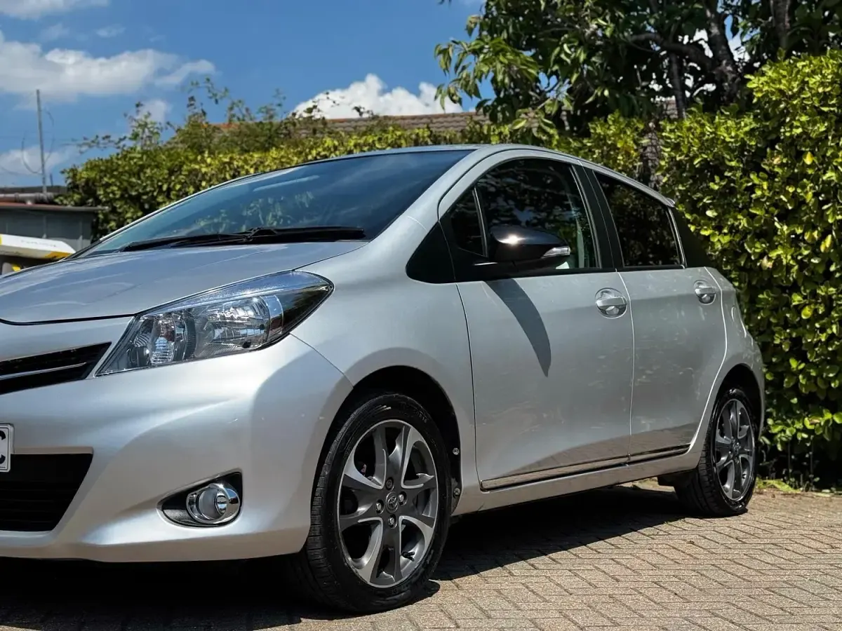 Used Toyota Yaris Multidrive S 99 HP (72 kW) 2013 Silver Hatchback