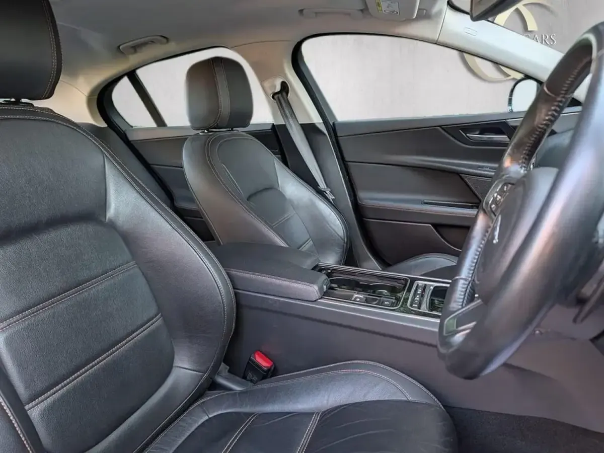 Używany Jaguar XE Prestige 180 KM (132 kW) 2018 Czarny Sedan/Limuzyna