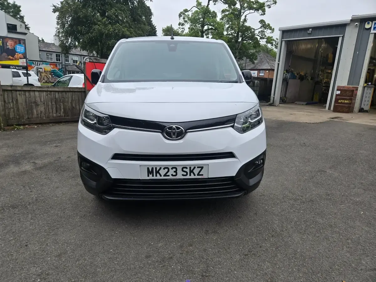 Used Toyota Proace 50 kW (68 HP) 2023 White MPV