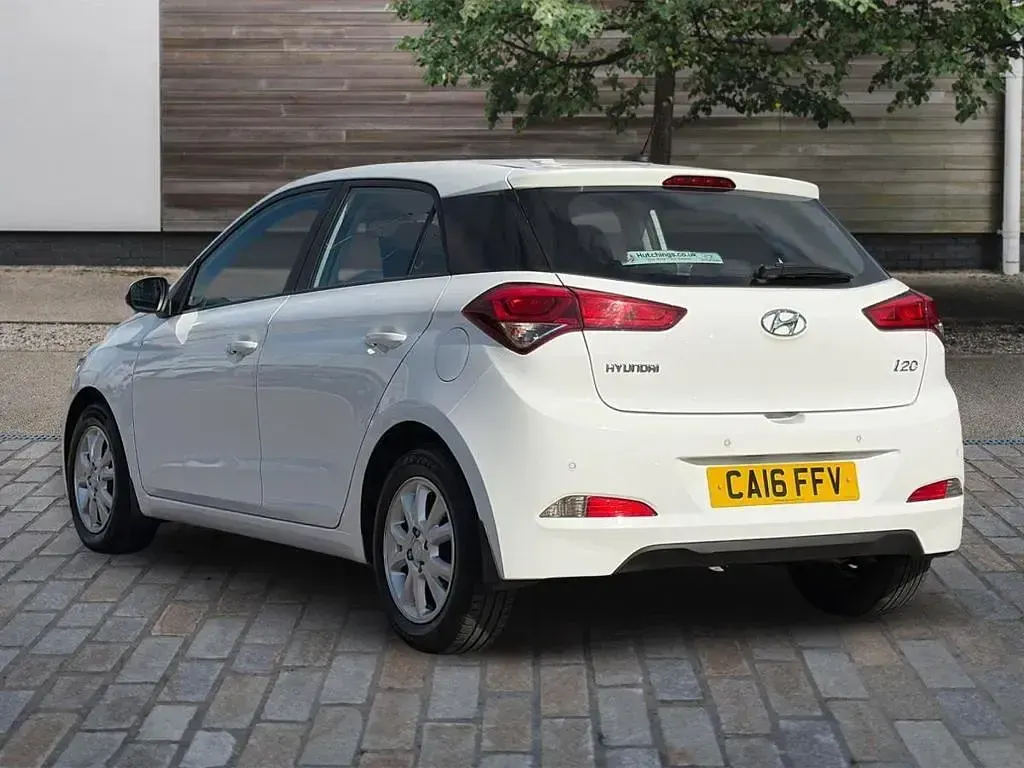 Used Hyundai i20 SE 82 HP (60 kW) 2016 White Hatchback