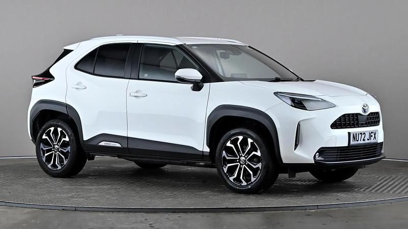 Used Toyota Yaris Hybrid Design 116 HP (85 kW) 2022 White Hatchback