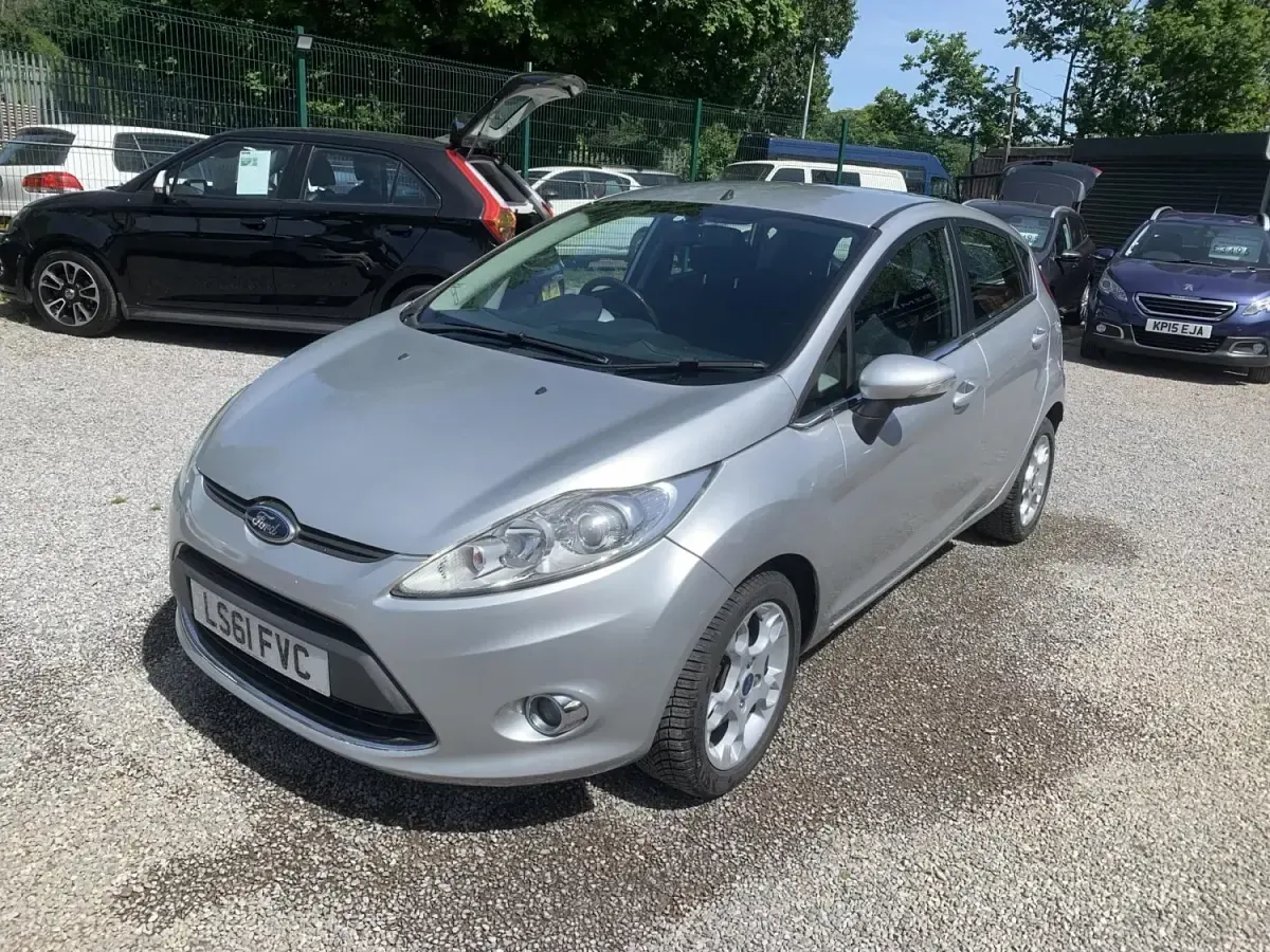 Usado Ford Fiesta Zetec 94 HP (69 kW) 2011 Prateado Citadino