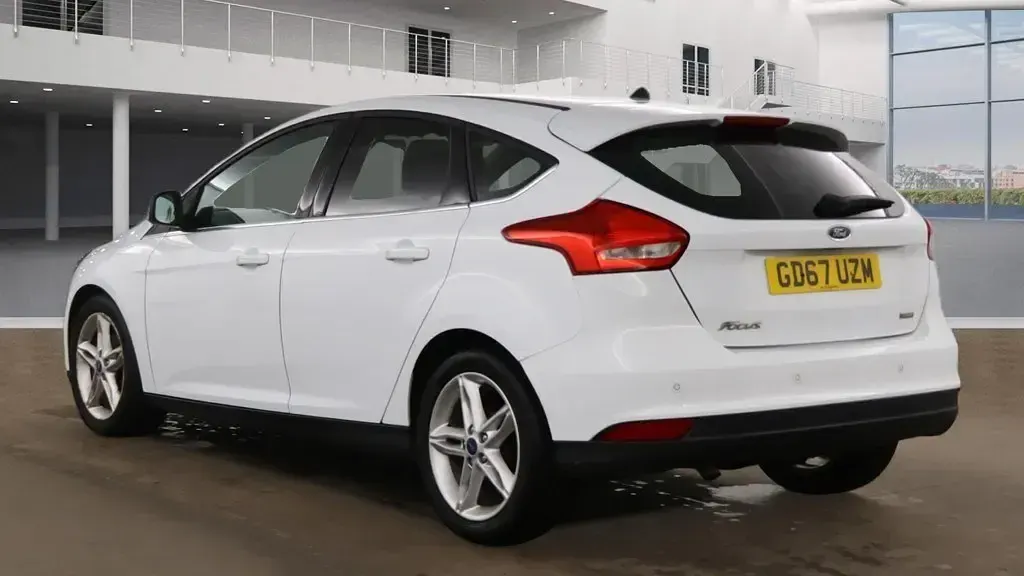 Begagnad Ford Focus Zetec 125 HK (91 kW) 2018 Vit Halvkombi