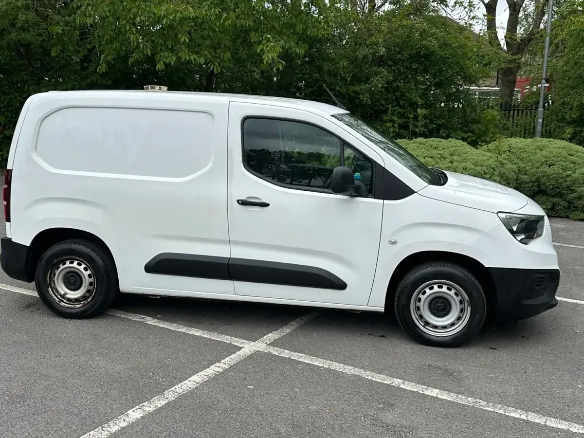 Second-hand Vauxhall Combo Edition 100 CP (73 kW) 2020 Alb Monovolum
