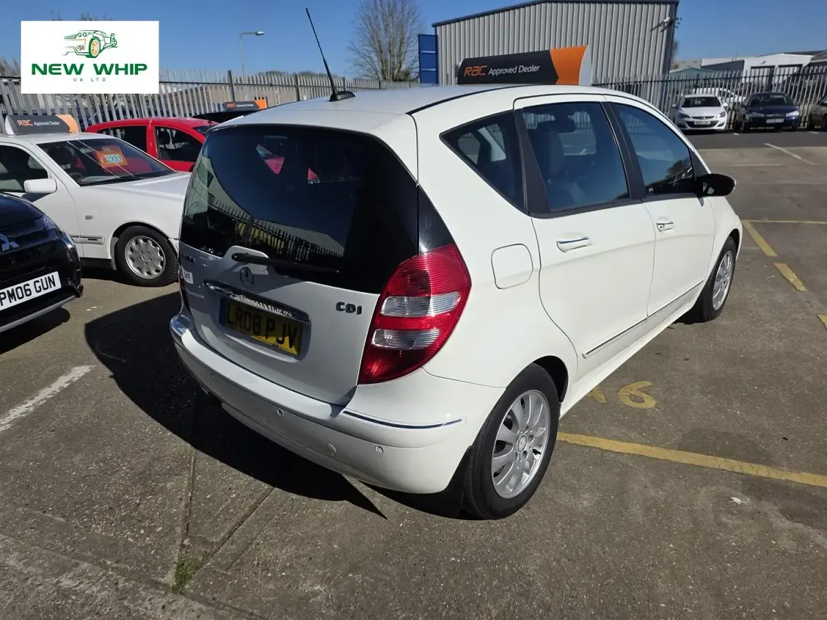 Begagnad Mercedes A180 Elegance 109 HK (80 kW) 2008 Vit Halvkombi