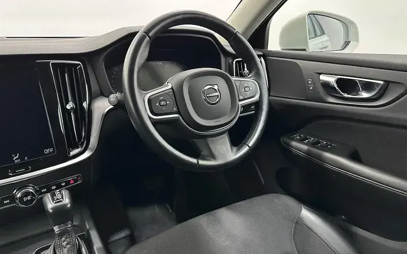 Used Volvo V60 Momentum 250 HP (183 kW) 2018 White Estate