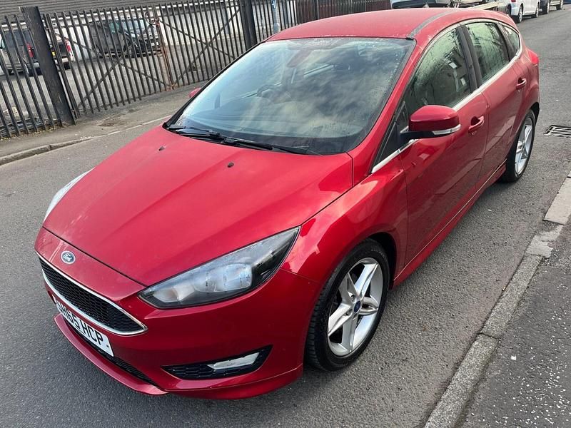Used Ford Focus Zetec 125 HP (91 kW) 2015 Red Hatchback