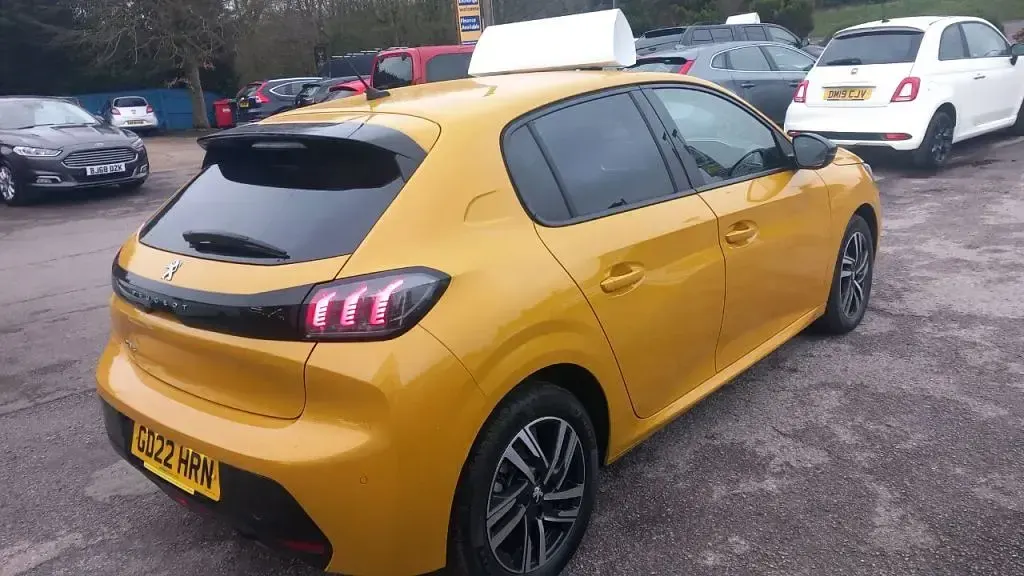 Used Peugeot 208 Allure Premium 75 HP (55 kW) 2022 Yellow Hatchback