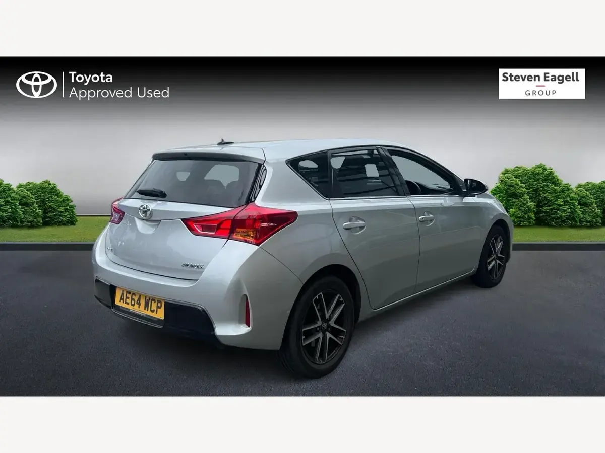 Used Toyota Auris Plus 90 HP (66 kW) 2014 Silver Hatchback