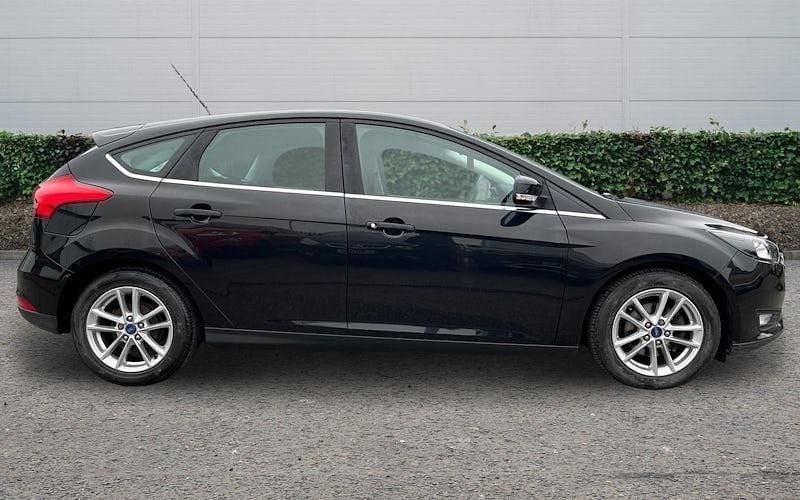 Used Ford Focus Zetec 125 HP (91 kW) 2015 Black Hatchback