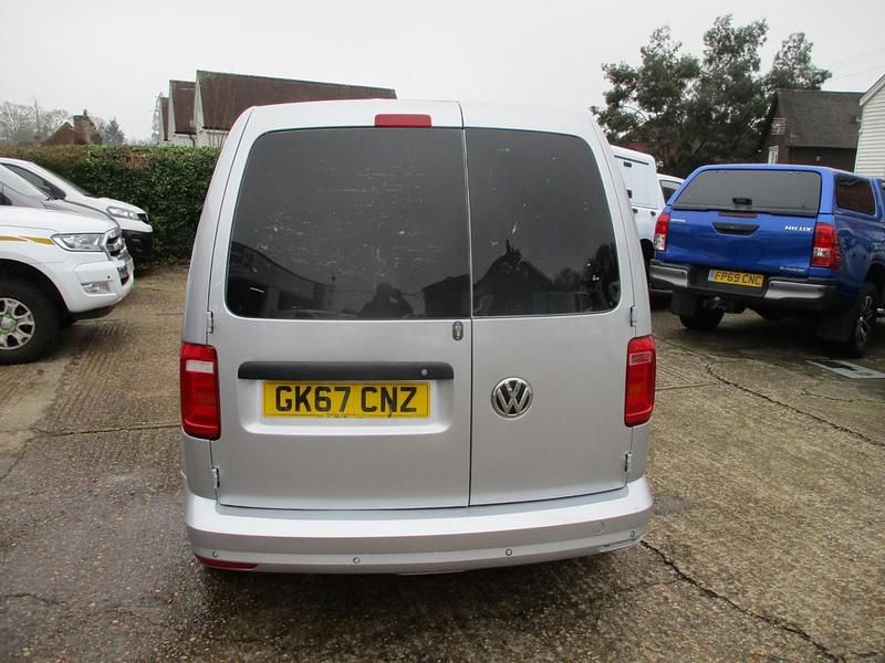 Usado VW Caddy Trendline 102 HP (75 kW) 2018 Prateado Monovolume