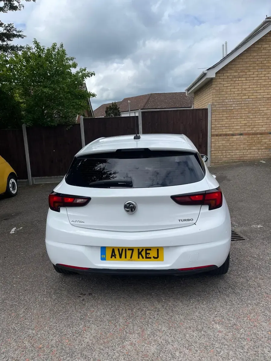 Used Vauxhall Astra SRi 150 HP (110 kW) 2017 White Hatchback