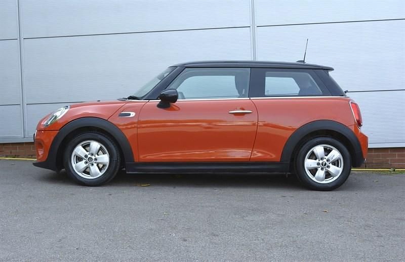 Used Mini Cooper Classic 136 HP (100 kW) 2018 Solaris orange Hatchback
