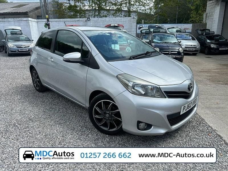 Used Toyota Yaris Trend 99 HP (72 kW) 2013 Silver Hatchback