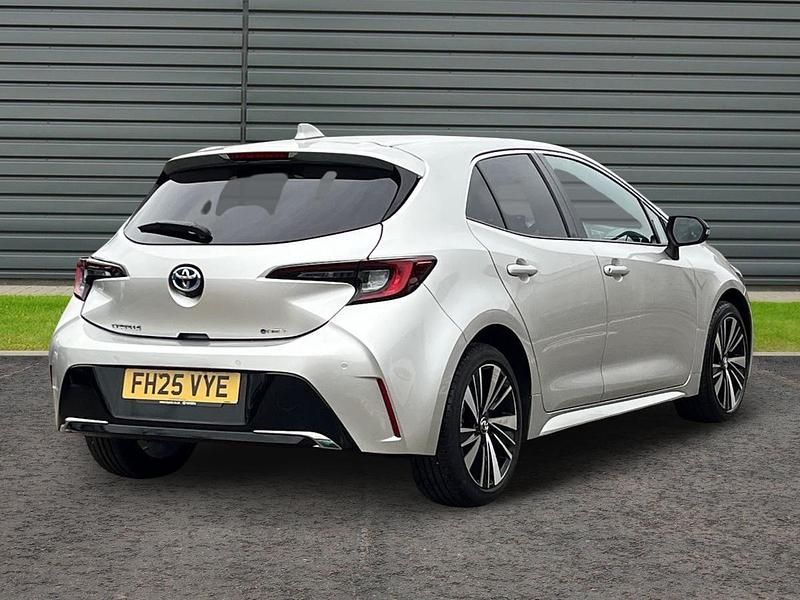 Used Toyota Corolla Design 140 HP (102 kW) 2025 Silver Hatchback