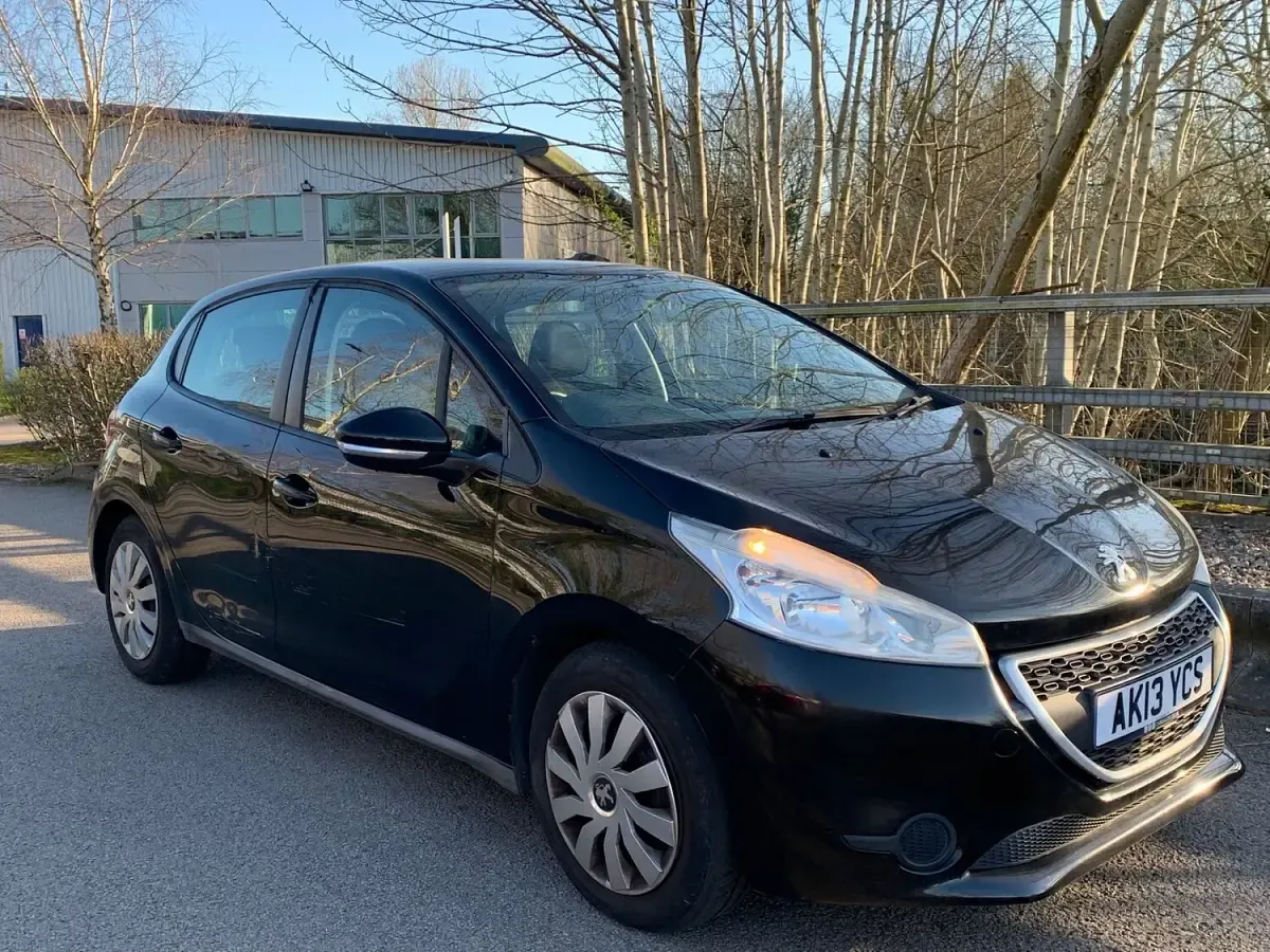 Used Peugeot 208 Access 70 HP (51 kW) 2013 Black Hatchback