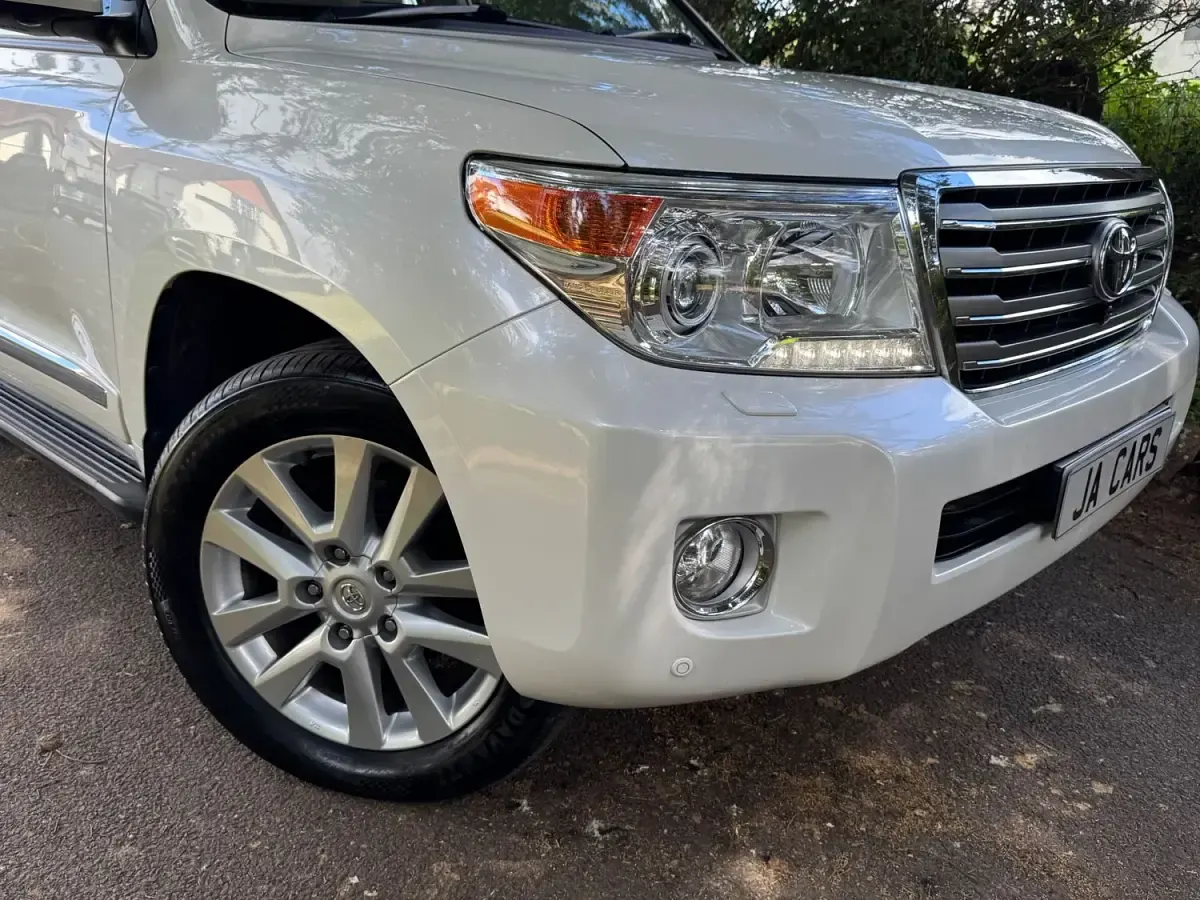 Usado Toyota Land Cruiser 268 HP (197 kW) 2014 Branco Carrinha