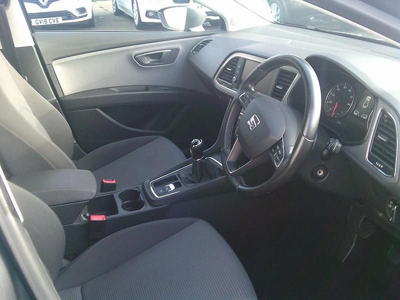 Begagnad Seat Leon SE Dynamic 2018 Grå Halvkombi
