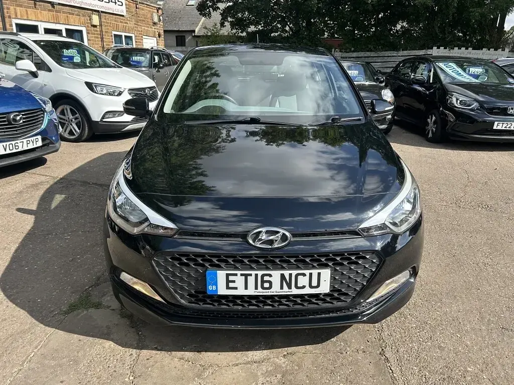 Used Hyundai i20 73 HP (53 kW) 2016 Black Hatchback