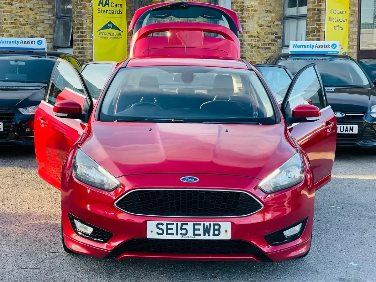 Used Ford Focus Zetec 125 HP (91 kW) 2015 Red Hatchback