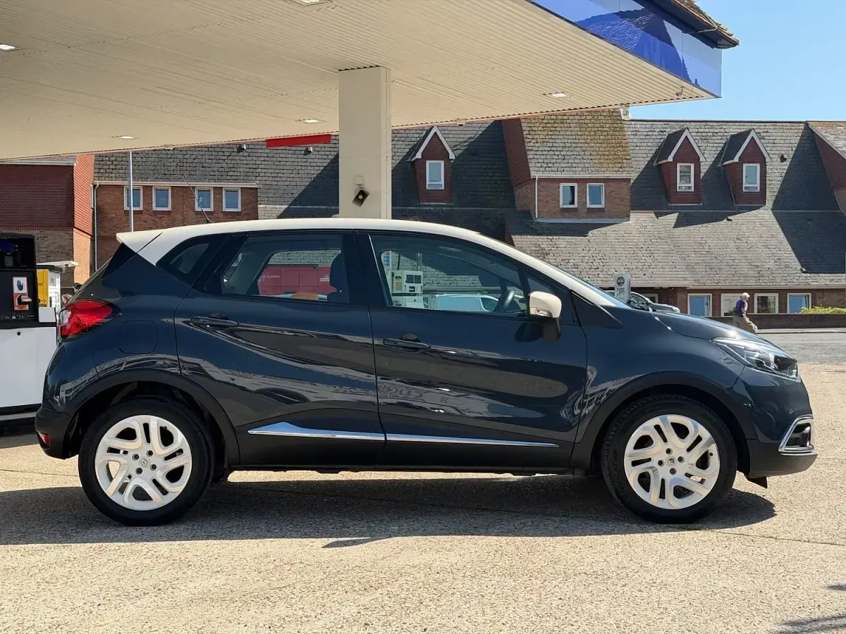 Used Renault Captur Dynamique 90 HP (66 kW) 2013 Blue/cream SUV