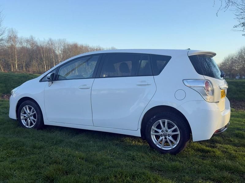 Usado Toyota Verso 112 HP (82 kW) 2014 Branco Monovolume