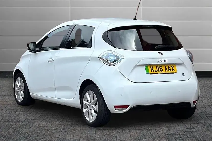 Used Renault Zoe Dynamique 64 kW (88 HP) 2016 White Hatchback
