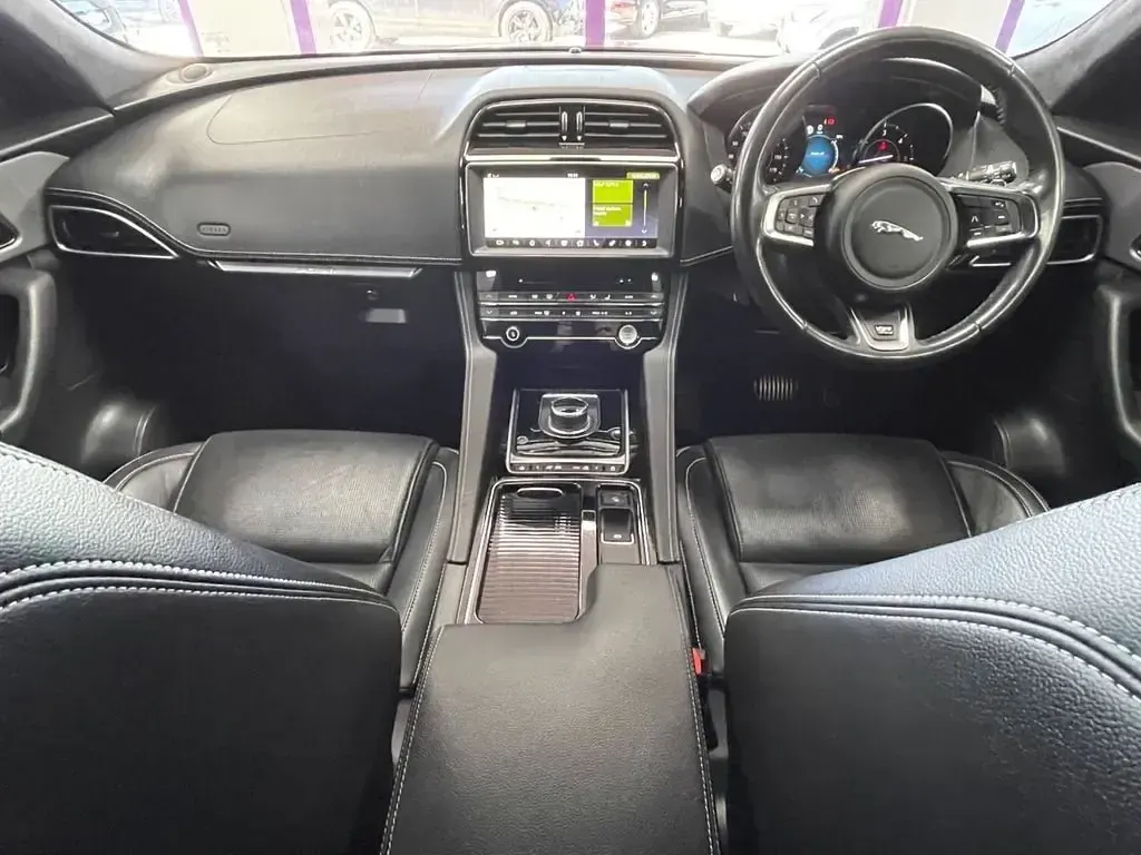Second-hand Jaguar F-Pace R-Sport 180 CP (132 kW) 2019 Roșu SUV