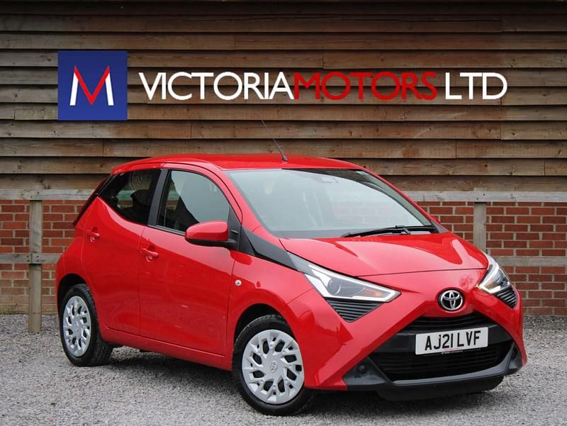 Used Toyota Aygo X-play 72 HP (52 kW) 2021 Red Hatchback