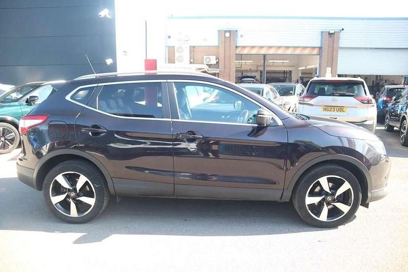 Used Nissan Qashqai N-Vision 115 HP (84 kW) 2017 Black SUV