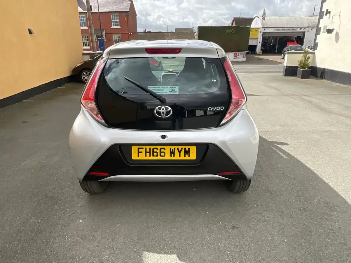 Usado Toyota Aygo X-play 68 CV (50 kW) 2017 Plateado Utilitario