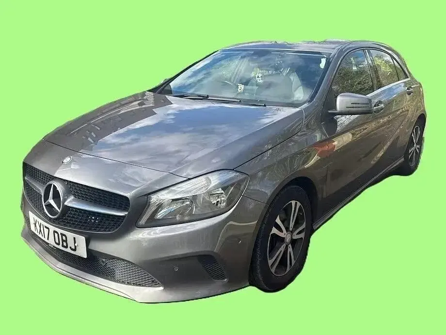Usado Mercedes A160 Executive 102 HP (75 kW) 2017 Cinzento Citadino