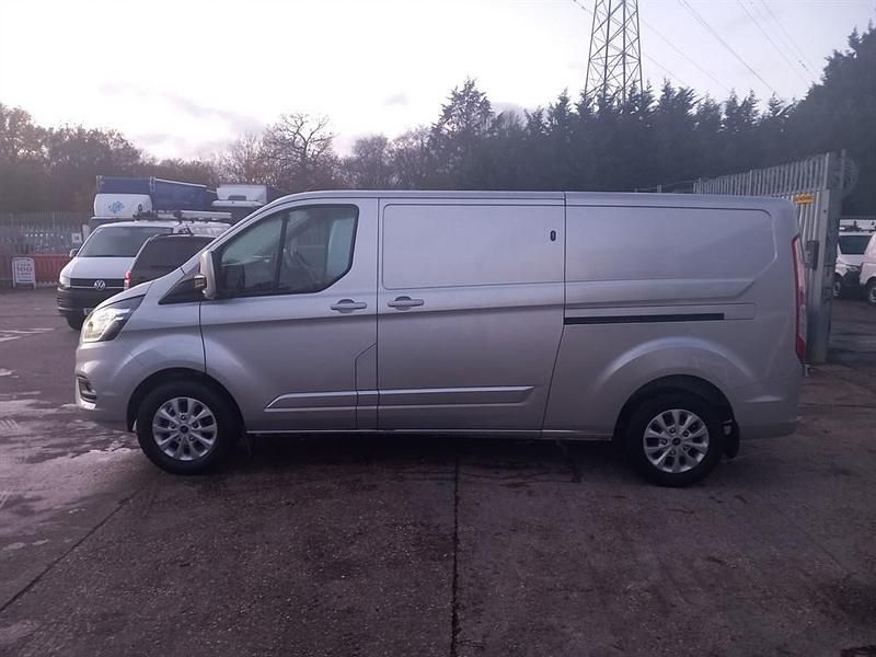 Begagnad Ford Transit Custom Limited 130 HK (95 kW) 2022 Silver Van
