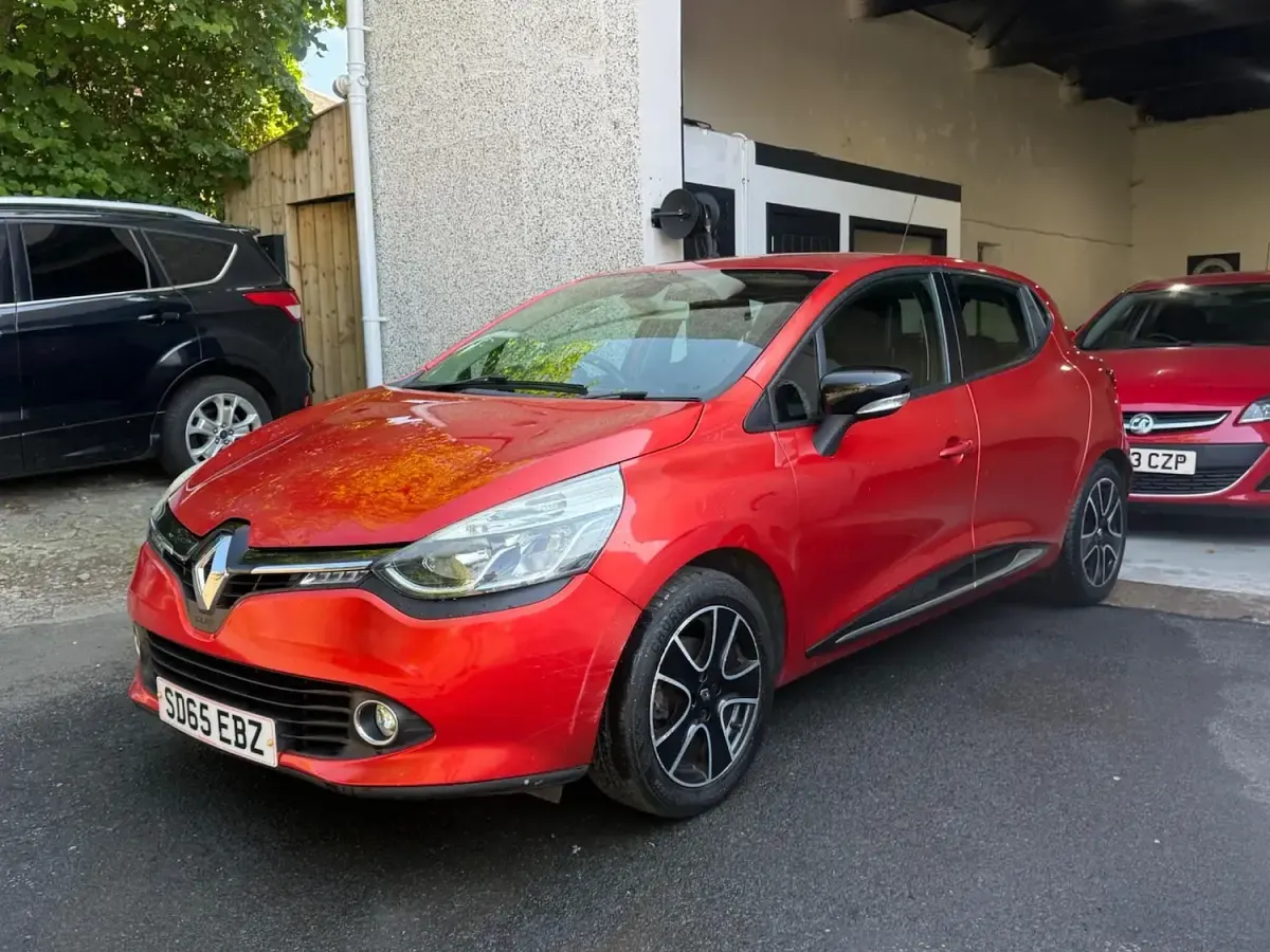 Used Renault Clio Dynamique 75 HP (55 kW) 2015 Red Hatchback